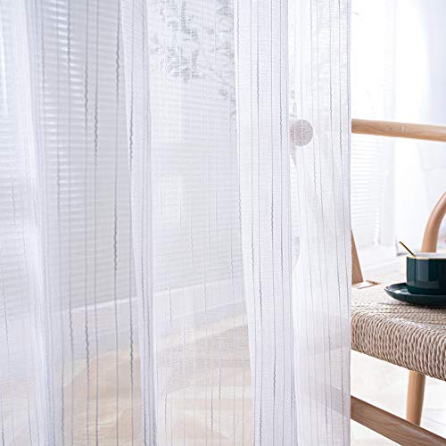 Rideaux de fenêtre blancs pour une ambiance de balcon apaisante