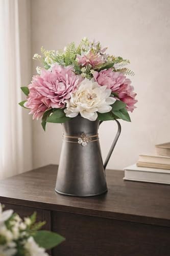 Brocca grigia con fiori assortiti e accenti luccicanti