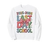 Divertidos últimos días del último año juntos firma haciendo recuerdos para que los niños recuerden a sus compañeros de clase. Escribe mensajes en la pieza del otro. Cada uno es un gran recuerdo de graduación