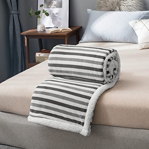 Excelente Tienda Manta Reversible de Sherpa,Manta Polar 100% Microfibra Extra Suave y cálida Manta de sofá, de Cama para Invierno y de Sala de Estar. (Gris, 120 x 150 cm)