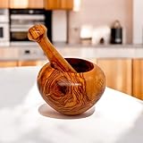Artigianato in legno di ulivo di alta qualità: questo set di mortaio e pestello è meticolosamente realizzato a mano in legno di ulivo di alta qualità, noto per la sua notevole durata e gli splendidi motivi a grana naturale. Perfetto per macinare erbe, spezie e fare pesto, è un must per qualsiasi cucina.