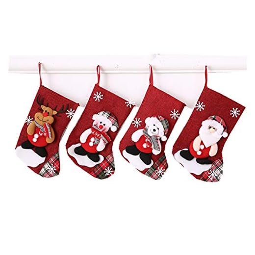 Freessom Lot de 4 Botte de Noël a Suspendre Bas Chaussettes Jute Décoration Accessoires Suspendue Sapin Cheminee Bonbon Sac Biscuit Arbre de Noel Bonhomme de Neige Pere Noel Renne Ours Enfant Mini Poupee Cadeau (Rouge)