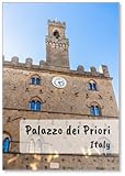 Fassade des mittelalterlichen Palazzo Dei Priori, erbaut im 13. Jahrhundert, Heimat der Stadtämter und Wechselausstellungen, mit Uhr und Turm, Volterra, Region Toskana, Italien, Kühlschrankmagnet