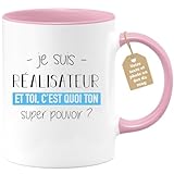 Offrez le mug parfait pour un realisateur : Vous connaissez un realisateur et vous l’adorez ? C’est quelqu’un de bien qui pense aux autres. Alors quoi de mieux que de lui offrir un cadeau original qui valorise son métier ? De la passion et de la détermination, ce cadeau unique le félicite pour ses valeurs et ses engagements en tant que realisateur. Offrez-lui cette tasse personnalisée et faites-lui savoir à quel point il compte pour vous.