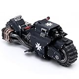Produit par Joytoy. Le Black Templars Outriders est présenté devant nos yeux. La figurine d'action JOYTOY Warhammer 40k transforme les personnages familiers et aimés des fans en proportions simplifiées 1:18, accompagnée de décorations et de détails avancés