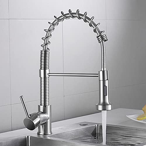 Robinet de cuisine noir rotatif pour laver de grands plats dans un évier de ferme