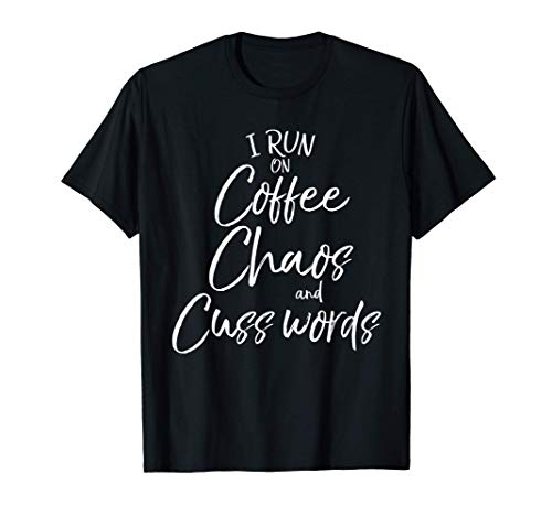 Funny Mom Saying Gift I Run on Coffee Chaos and Cuss Words Camiseta