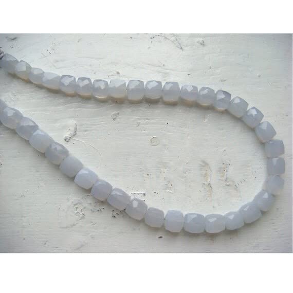 Calcédoine bleue naturelle LKBEADS en perles micro-facettées pour réparer et monter vos bijoux