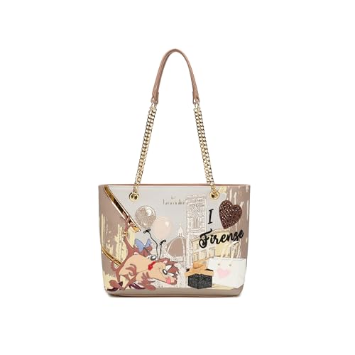 Borsa shopping in similpelle con doppi manici a catena dorata e inserti in materiale simil pelle per un tocco elegante e contemporaneo. Dotata di chiusura con zip e ampio spazio interno, è perfetta per l’uso quotidiano. La grafica celebra la città di Firenze con dettagli ricercati, glitter e applicazioni 3D, tra cui un vivace Taz e iconici elementi dello shopping. Un mix di ironia e romanticismo per chi ama lo stile giocoso ma curato nei dettagli.