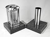 Maße Lampe: Höhe 24 cm, Breite/Tiefe: 13x13 cm, Maße Vase: Höhe 20 cm, Durchmesser 6,5 cm, Maße Sockel, je: 20x20 cm Stärke 6 cm