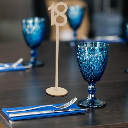 Números de mesa para bodas y festivales en madera ligera beige con diseño caligráfico 6