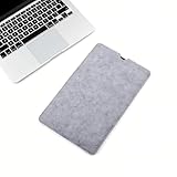 Design Épuré et Polyvalent: Disponible en plusieurs coloris et tailles, cette housse arbore un style moderne et minimaliste qui s’adapte à tous les environnements, qu’ils soient professionnels, universitaires ou personnels. Son design élégant complète parfaitement votre image, tout en offrant une protection discrète et stylée à votre appareil