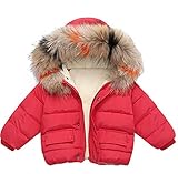 Der Pelzkragen und das Kapuzen-Design dieser jacke halten Kälte stand und halten Kinder warm.