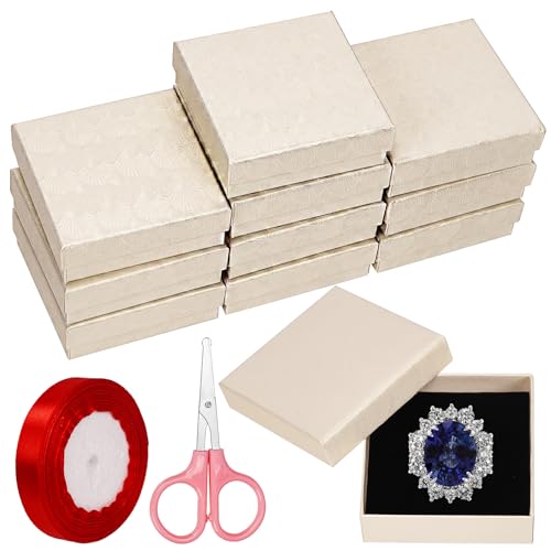 【Contenuto della confezione】------ In questo kit, riceverai 10 scatole regalo per gioielli in cartone beige da 3,5×3,5×1 pollici, 1 paio di forbici e 1 nastro in poliestere, per un totale di 12 articoli. Che tu sia un rivenditore di gioielli o qualcuno che ama collezionare gioielli, queste scatole soddisferanno le tue diverse esigenze.