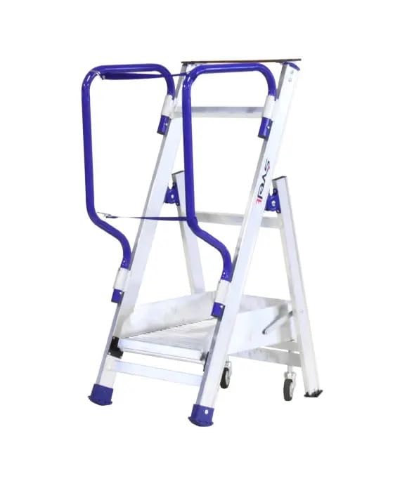 ✔ Piattaforma di Lavoro Sicura e Rinforzata – Superficie in alluminio antisdrucciolo 49x44 cm con fermapiede da 10 cm e sistema anti-apertura accidentale, conforme all’uso professionale.