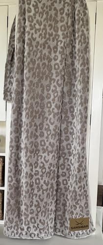 Sansibar Kuscheldecke Leo Muster, weiche Wohndecke mit Hochtief-Struktur, Flauschige Sofadecke, warme Tagesdecke, leicht zu pflegen und waschbar, modernes Animal Print Design (Taupe)