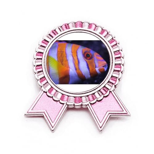 Broche poisson tropical et organisme marin rose : sublimez votre veste de tous les jours