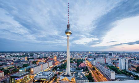 adrium Cuadro en lienzo (130 x 80 cm), diseño del horizonte de Berlín con la famosa torre de televisión en Alexanderplatz y espectaculares nubes al atardecer durante el (80060221)