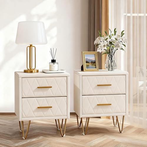Design moderno e lussuoso, adattabile a vari stili: questo comodino a due pezzi, rivestito in PU beige, dotato di maniglie in metallo dorato raffinato e quattro gambe dorate, unisce alla perfezione linee moderne e minimaliste con un lusso raffinato. Si adatta facilmente agli ambienti scandinavi, lussuosi e moderni francesi, dona eleganza e calore a qualsiasi camera da letto o soggiorno, sublimando senza sforzo il design dello spazio.
