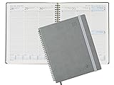 ►EINZIGARTIGES DESIGN - Es misst 26,5 x 21,5 cm, hat ein hochwertiges veganes Leder-Softcover und enthält 176 Seiten mit 80 g / m² säurefreiem Elfenbeinpapier. Dieser einfache, aber elegante Planer in der klassischen Farbe Mattschwarz mit seiner hervorragenden Verarbeitung wird nie aus der Mode kommen und lässt die Agenda hervorheben.