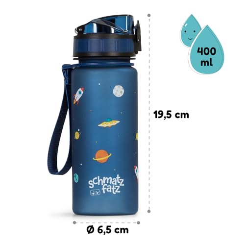 schmatzfatz Kinder Trinkflasche 400ml, Sport für Schule Kindergarten, 1-Klick Verschluss, Geschmacksneutrale Wasserflasche, Auslaufsicher mit Fruchteinsatz, BPA-Frei, Marineblau Raum