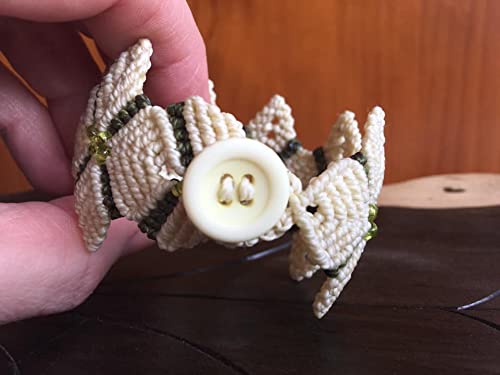 Pulsera ancha macramé amarilla y verde hojas hecha a mano con hilo encerado.Cierra con botón Mide aprox.17 cm. de largo y 4 cm.de ancho