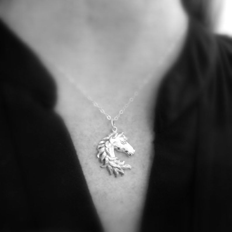 Collana con testa di cavallo in argento sterling 925, piccola criniera, orgoglio equestre, ciondolo realistico, regalo per amanti degli animali, semplice gioiello equino | con catena da 18 pollici