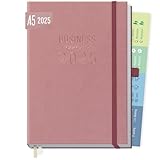 DURCHDACHT & ÜBERSICHTLICH - Kalendarium mit Halb-Stunden-Takt, wöchentliche Top-Projekte und To-dos, Projektplaner, Meeting-Listen, inspirierende Sprüche, Adress-Listen, praktische Fahrtkostenübersicht und vieles mehr.