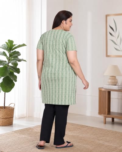 Image of In Love Women's All-Over Printed Cotton Plus Size Longline T-Shirt with Pockets