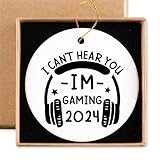 Letrero de recuerdo de cerámica con texto en inglés 'I Can't Hear You I'm Gaming' 2024, placa redonda, regalo para mujeres y hombres, adorno de Navidad personalizado para los amantes de los juegos