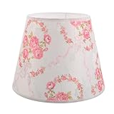 Charme champêtre : doté d'un abat-jour en tissu orné de motifs floraux roses d'inspiration vintage, cet abat-jour fleuri apporte chaleur et élégance à toute lampe de table ou pièce à vivre. accessoire abat-jour, abat-jour victorien