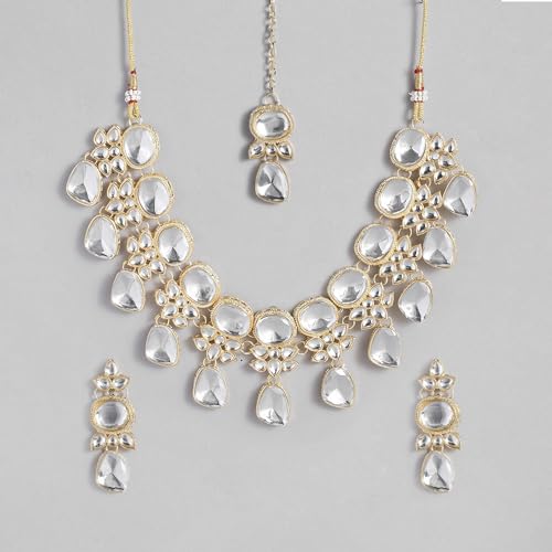 Dazzling Kundan Necklace Set with Maang Tikka