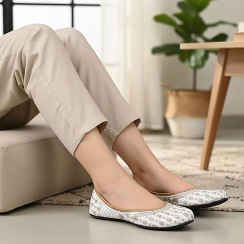 Image of DFR Women's Embroidered Phulkari Punjabi Mojaris Juti Jutti Shoe