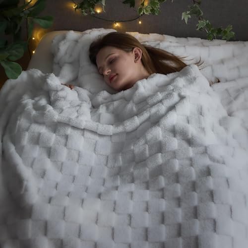 NEWCOSPLAY Super Soft King Blanket White Premium Silky Flannel Fleece 3D Checkered Lightweight Bed Blanket All Season Use (White Checkered, King(90"x110"))