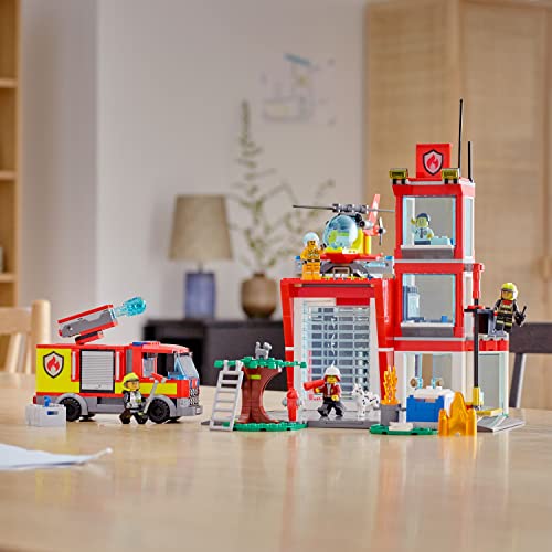 City Fire Caserma dei Pompieri, Set con Camion, Elicottero Giocattolo, Garage e 5 Minifigure, Giochi per Bambini e Bambine da 6 Anni in su, Idee Regalo di Compleanno 60320 - Lego - Immagine 6