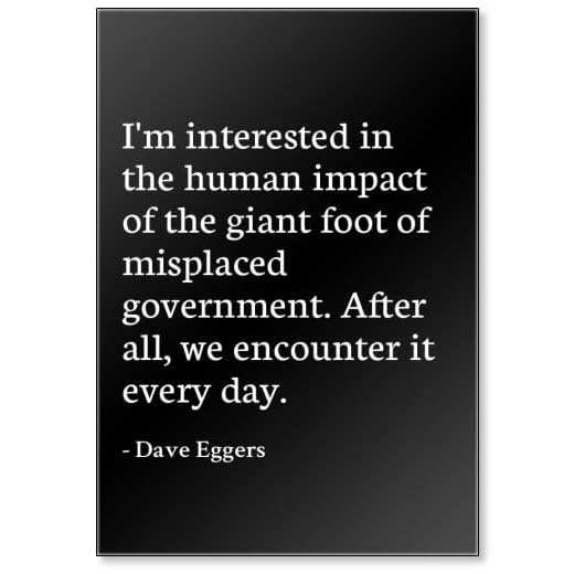 Jag är intresserad av den mänskliga påverkan av jätten. - Dave Eggers - citat kylskåpsmagnet, svart