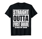 straight outta first grade graduation gifts 2030 1st grade maglietta