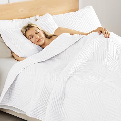Exclusivo Mezcla Ultrasonic King Quilt Bedding Set, Lightweight White Bedspreads Soft Modern Geometric Coverlet Set for All Seasons (1 Quilt and 2 Pillow Shams)