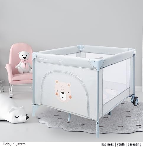 Moby-System Laufstall Baby mit Matratze & Feststellrädern - Faltbares Laufgitter 97 x 100 x 77 cm - Stabiler Rahmen, Anti-Rutsch-Pads, Teddy Bear Design (3 Teile)