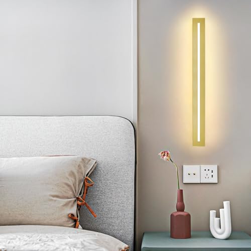 Aplique de pared largo dorado con luz cálida y diseño minimalista nórdico