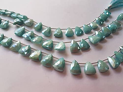 Pierre de lune taillée en triangle facetté de 10x14mm pour joaillerie fine