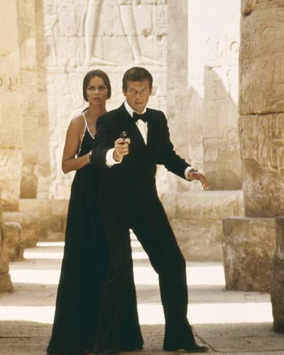 Barbara Bach and Roger Moore in The Spy Who Loved Me iconic Bond pose 8x10 Promotional Photograph