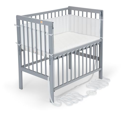 FabiMax Baby Beistellbett Flex mit innovativem Seitengitter für Boxspringbett, inkl. Matratze und Nestchen aus Netzstoff, Buche massiv grau, Comfort/weiß mit Punkteband