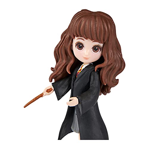 HARRY POTTER WIZARDING WORLD - Figurine Hermione Granger Articulée 8 cm - Avec Baguette Magique et Tenue Sorcier à Collectionner - Idée Cadeau - Jeu Harry Potter - Jouet Enfant 5 ans et +