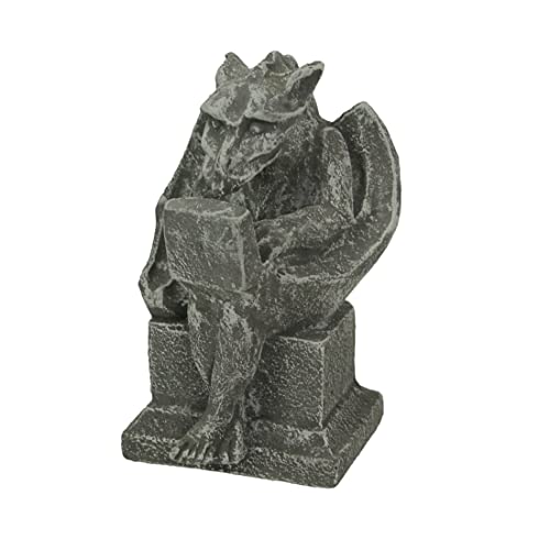 Estatua de gárgola con laptop de concreto