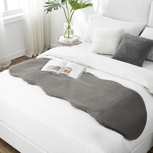 Kunst-Fell-Teppich Kurzflor | Flauschiger Teppich-Läufer für Schlafzimmer, Wohnzimmer oder als Kinderzimmer Deko | rutschfest und waschbar in Waschmaschine | Dunkelgrau - Fell 55x160cm