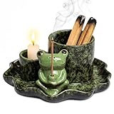 【DESIGN GRENOUILLE 3D AMUSANT】Ce brûleur d'encens créatif est basé sur une grenouille assise, intégrant astucieusement l'aromathérapie à la sculpture 3D : deux coupelles d'encens cylindriques sont placées de manière stable sur une base en forme de feuille de lotus, et une petite grenouille est assise en tailleur, son corps rond et ses yeux globuleux pleins de fantaisie enfantine, ajoutant une atmosphère naturelle détendue et vivante à n'importe quel espace.