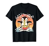 pinguino carino mangiare ramen sakura albero onde oceano opera d'arte maglietta