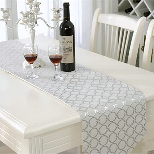 Chemin de table argenté avec pompons pour une ambiance douce et chic