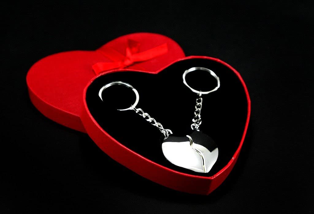 Design Schlüsselanhänger Herzhälften mit Gravur im Herzetui Broken Heart mit Namen Gravur Herzanhänger in Geschenkebox